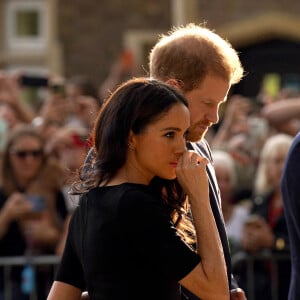 Le prince Harry, duc de Sussex et Meghan Markle, duchesse de Sussex à la rencontre de la foule devant le château de Windsor, suite au décès de la reine Elisabeth II d'Angleterre. Le 10 septembre 2022 