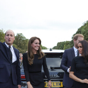 Le prince de Galles William et la princesse de Galles Kate Catherine Middleton et le prince Harry, duc de Sussex et Meghan Markle, duchesse de Sussex à la rencontre de la foule devant le château de Windsor, suite au décès de la reine Elisabeth II d'Angleterre. Le 10 septembre 2022 