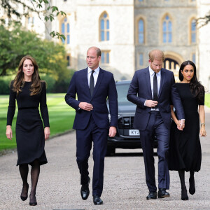 La princesse de Galles Kate Catherine Middleton, le prince de Galles William et le prince Harry, duc de Sussex et Meghan Markle, duchesse de Sussex à la rencontre de la foule devant le château de Windsor, suite au décès de la reine Elisabeth II d'Angleterre. Le 10 septembre 2022 