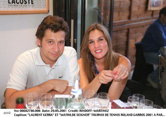 Laurent Gerra et Mathilde Seigner lors du tournoi de Roland-Garros en 2001