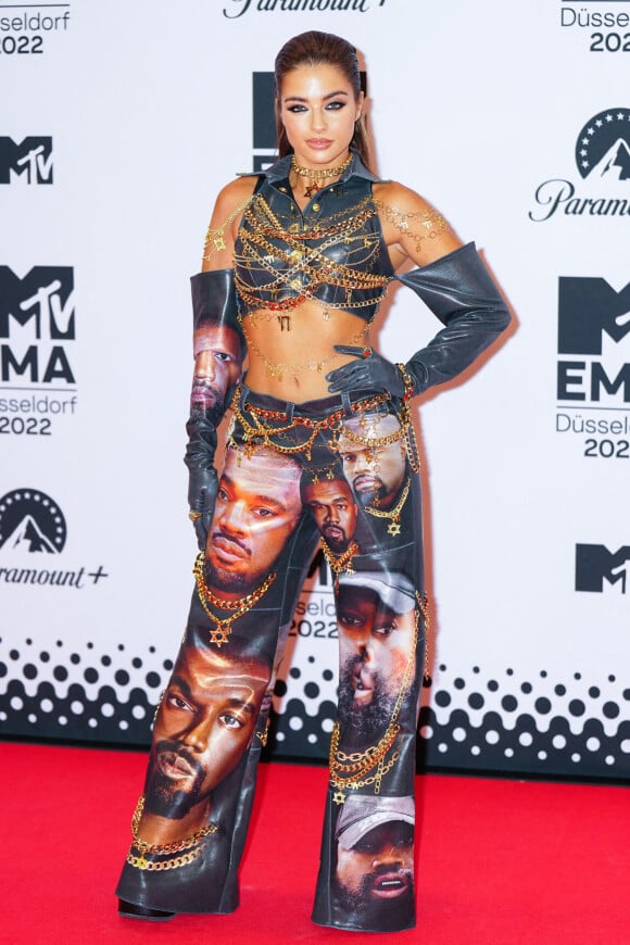 Noa Kirel au photocall des "MTV Europe Music Awards 2022" à Dusseldorf, le 13 novembre 2022. 