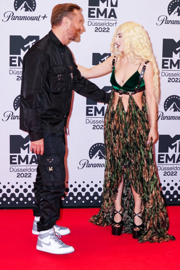 Ava Max and David Guetta au photocall des "MTV Europe Music Awards 2022" à Dusseldorf, le 13 novembre 2022. 