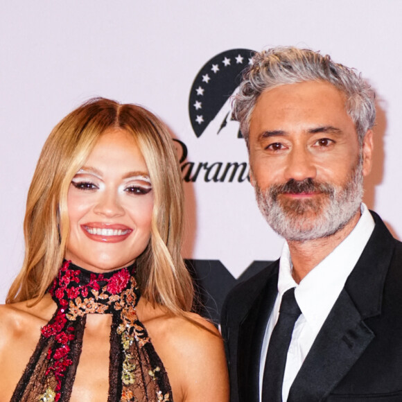 Rita Ora et son fiancé Taika Waititi au photocall des "MTV Europe Music Awards 2022" à Dusseldorf, le 13 novembre 2022. 
