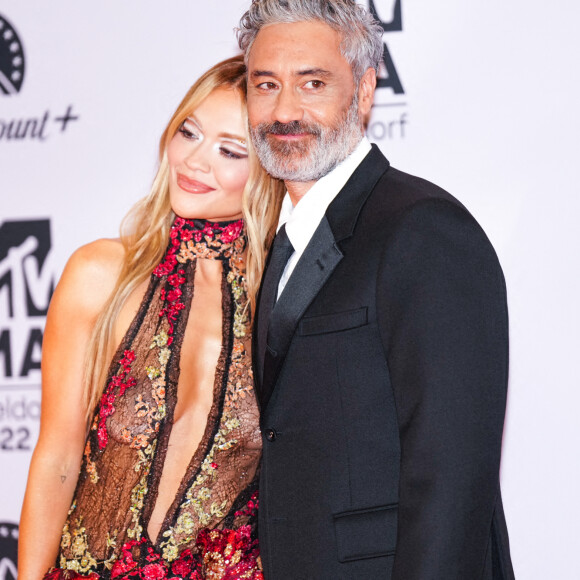 Rita Ora et son fiancé Taika Waititi au photocall des "MTV Europe Music Awards 2022" à Dusseldorf, le 13 novembre 2022. 