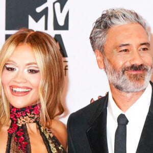 Rita Ora et son fiancé Taika Waititi au photocall des "MTV Europe Music Awards 2022" à Dusseldorf, le 13 novembre 2022. 