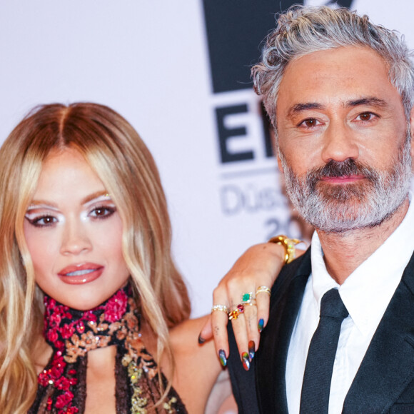Rita Ora et son fiancé Taika Waititi au photocall des "MTV Europe Music Awards 2022" à Dusseldorf, le 13 novembre 2022. 