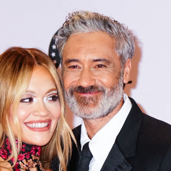 Rita Ora et son fiancé Taika Waititi au photocall des "MTV Europe Music Awards 2022" à Dusseldorf, le 13 novembre 2022. 