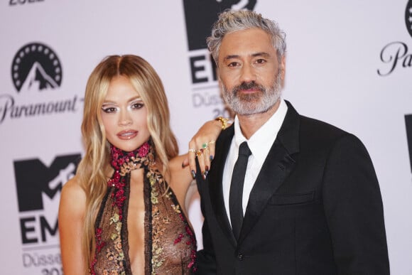 Rita Ora et son fiancé Taika Waititi au photocall des "MTV Europe Music Awards 2022" à Dusseldorf, le 13 novembre 2022. 