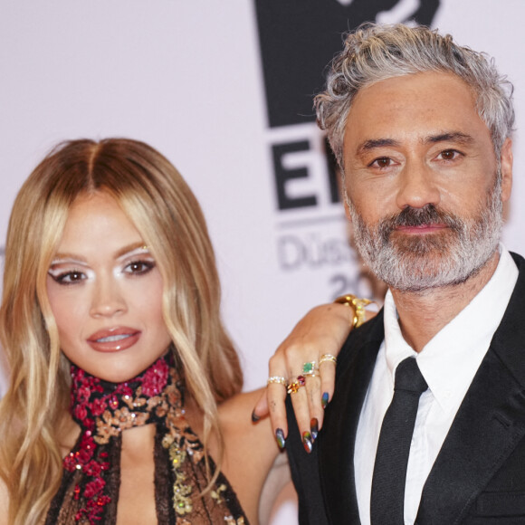 Rita Ora et son fiancé Taika Waititi au photocall des "MTV Europe Music Awards 2022" à Dusseldorf, le 13 novembre 2022. 