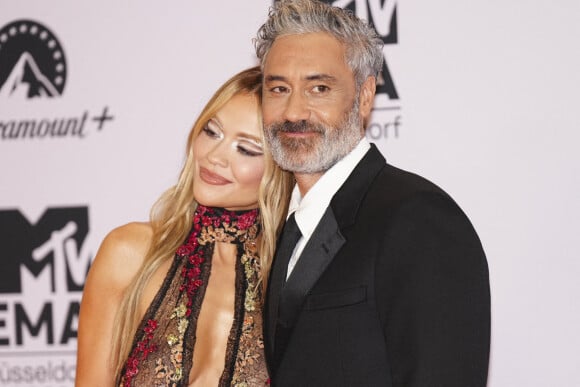 Rita Ora et son fiancé Taika Waititi au photocall des "MTV Europe Music Awards 2022" à Dusseldorf, le 13 novembre 2022. 