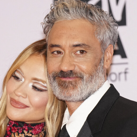 Rita Ora et son fiancé Taika Waititi au photocall des "MTV Europe Music Awards 2022" à Dusseldorf, le 13 novembre 2022. 