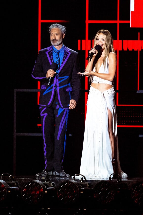Taika Waititi, Rita Ora lors de la cérémonie des "MTV Europe Music Awards 2022" à Dusseldorf, le 13 novembre 2022. 