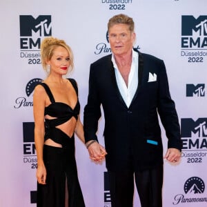 David Hasselhoff et sa femme Hayley Roberts au photocall des "MTV Europe Music Awards 2022" à Dusseldorf, le 13 novembre 2022. 