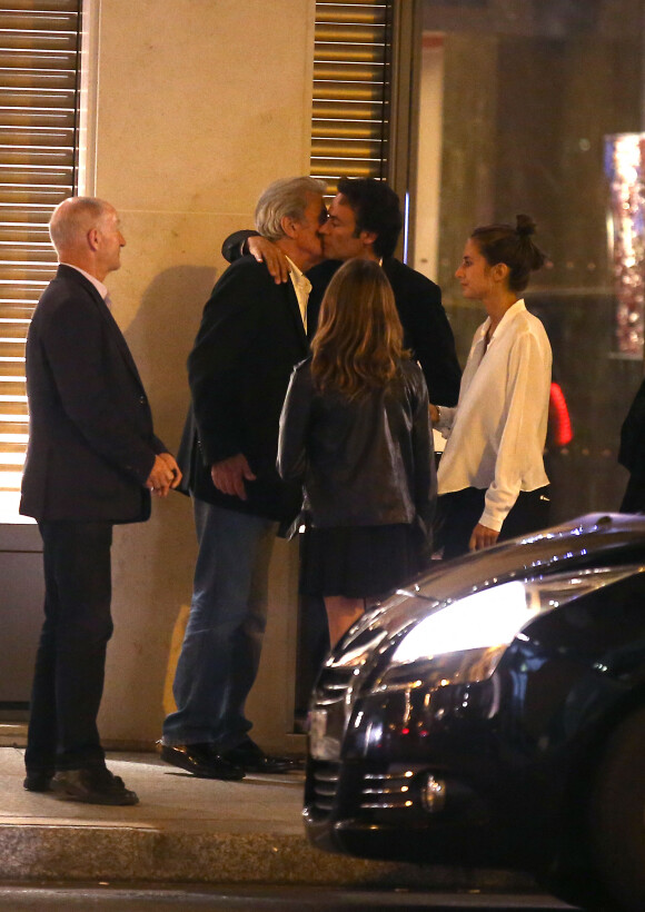 Exclusif - Alain Delon, Anthony Delon et ses deux filles Loup et Liv - Le clan Delon réuni à l'occasion des 50 ans de Anthony Delon au Mandarin Hotel. Paris le 2 octobre 2014