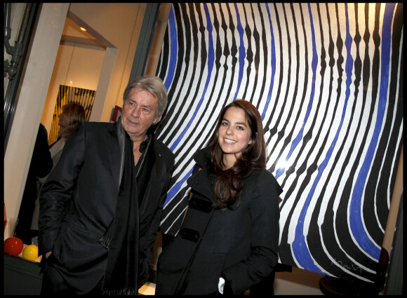 Alain Delon et sa fille Anouchka lors du vernissage de l'exposition Icône du XXe siècle à Paris en 2011