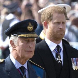 Le roi Charles III d'Angleterre, le prince Harry, duc de Sussex - Procession cérémonielle du cercueil de la reine Elisabeth II du palais de Buckingham à Westminster Hall à Londres.