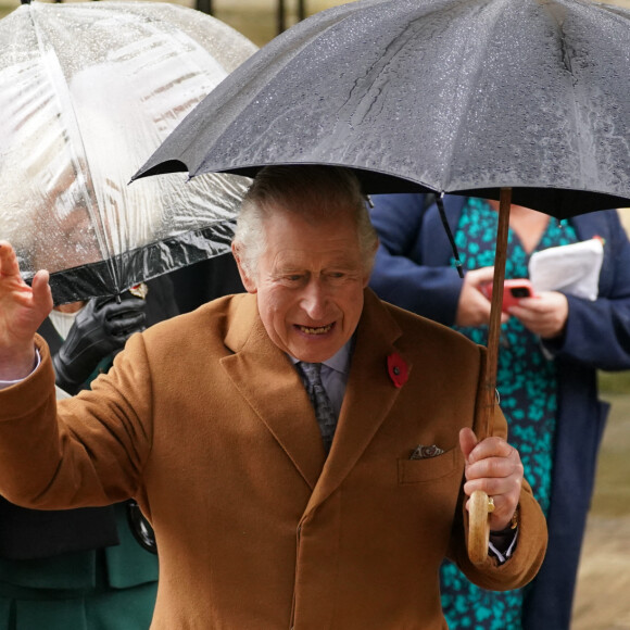 Le roi Charles III d'Angleterre et Camilla Parker Bowles, reine consort d'Angleterre, inaugurent une statue de la reine Elizabeth II d'Angleterre sur la façade de la cathédrale de York, le 9 novembre 2022. A leur arrivée, un manifestant, maîtrisé par la police, a tenté de jeter des oeufs sur le roi Charles III d'Angleterre et Camilla Parker Bowles, reine consort d'Angleterre. 