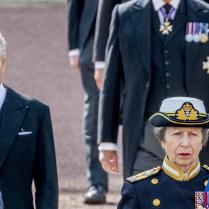 Le roi Charles III d'Angleterre, la princesse Anne, le prince William, prince de Galles, le prince Harry, duc de Sussex, le prince Edward, comte de Wessex, Peter Phillips et le prince Andrew, duc d'York - Procession cérémonielle du cercueil de la reine Elisabeth II du palais de Buckingham à Westminster Hall à Londres, où les Britanniques et les touristes du monde entier pourront lui rendre hommage jusqu'à ses obsèques prévues le 19 septembre 2022. Le 14 septembre 2022. 