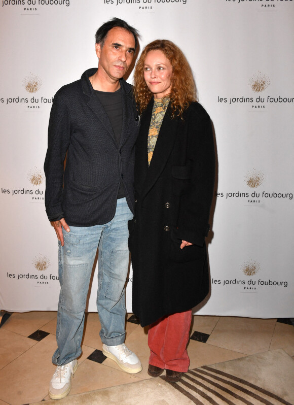 Semi Exclusif - Vanessa Paradis et son mari Samuel Benchetrit lors de l'anniversaire (trois ans) de l'hôtel Les Jardins du Faubourg à Paris le 9 juin 2022. © Veeren / Bestimage
