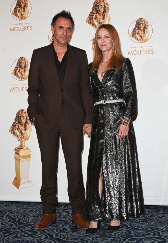 Samuel Benchetrit et sa femme Vanessa Paradis au photocall de la 33ème cérémonie des Molières aux Folies Bergère à Paris le 30 mai 2022. © Coadic Guirec / Bestimage