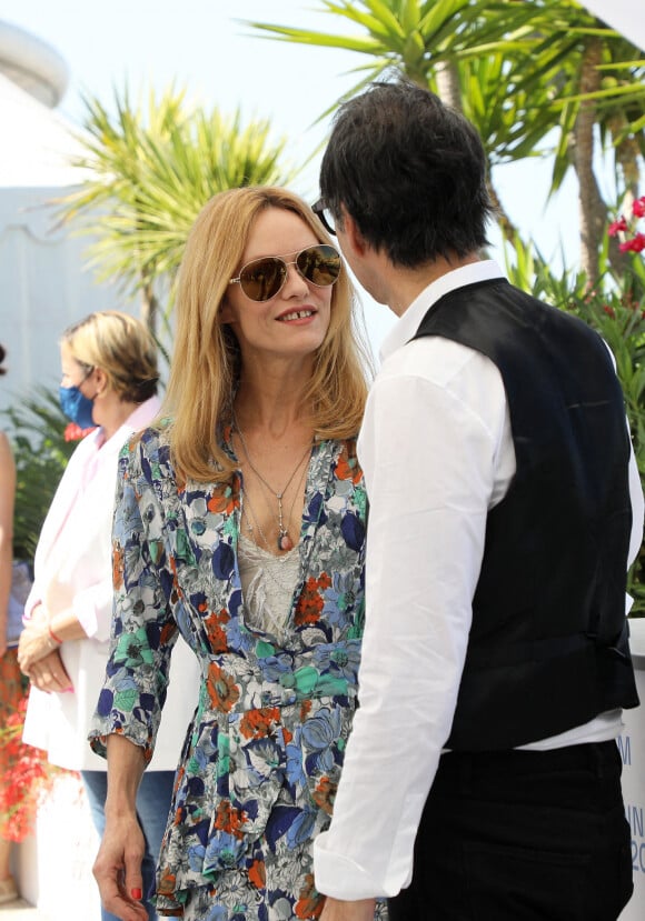 Vanessa Paradis, Samuel Benchetrit (réalisateur) au photocall du film Cette musique ne joue pour personne (Cannes première) lors du 74ème festival international du film de Cannes le 10 juillet 2021 © Borde / Jacovides / Moreau / Bestimage