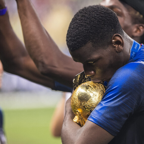 Paul Pogba avec sa mère Yeo et ses frères Florentin Pogba et Mathias Pogba - L'équipe de France célèbre son deuxième titre de Champion du Monde sur la pelouse du stade Loujniki après leur victoire sur la Croatie (4-2) en finale de la Coupe du Monde 2018 (FIFA World Cup Russia2018), le 15 juillet 2018.