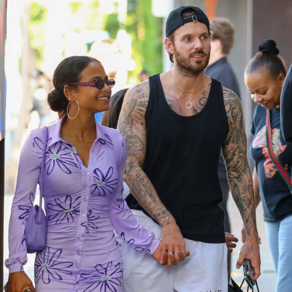 Christina Milian fait du shopping avec sa fille Violet et son mari Matt Pokora (M. Pokora) à Los Angeles le 6 avril 2022.