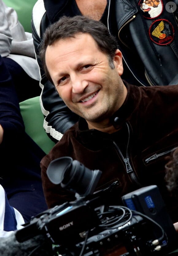 Arthur (Jacques Essebag) et sa compagne Mareva Galanter dans les tribunes de la finale homme des internationaux de France de Roland Garros à Paris. © Moreau-Jacovides / Bestimage.