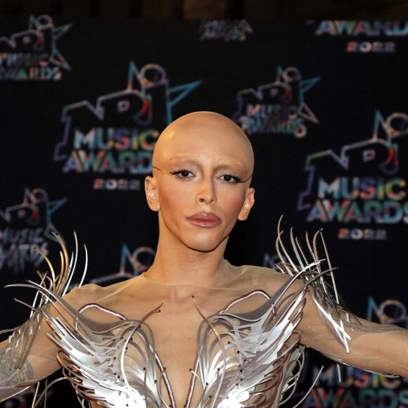 Bilal Hassani au photocall de la 24ème édition des "NRJ Music Awards (NMA)" au Palais des Festivals à Cannes le 18 novembre 2022. © Dominique Jacovides / Bestimage