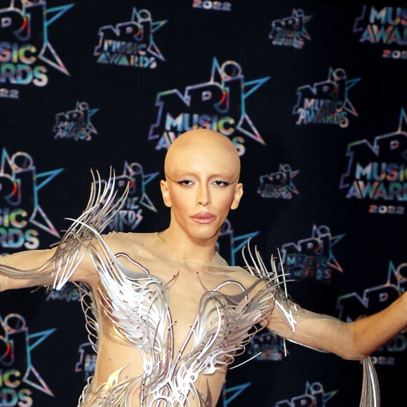 Bilal Hassani au photocall de la 24ème édition des "NRJ Music Awards (NMA)" au Palais des Festivals à Cannes le 18 novembre 2022. © Dominique Jacovides / Bestimage