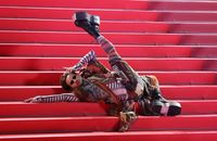 NRJ Music Awards : Bilal Hassani tête rasée et sourcils décolorés face à un prof de la Star Academy au look indescriptible