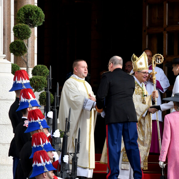 Mgr Dominique-Marie David archevêque de Monaco, le prince Albert II de Monaco, la princesse Charlene, la princesse Caroline de Hanovre, la princesse Stéphanie - Arrivées à La cathédrale Notre-Dame-Immaculée de Monaco pour la messe lors de la Fête Nationale de la principauté de Monaco le 19 novembre 2022. © Dominique Jacovides / Bruno Bebert / Bestimage