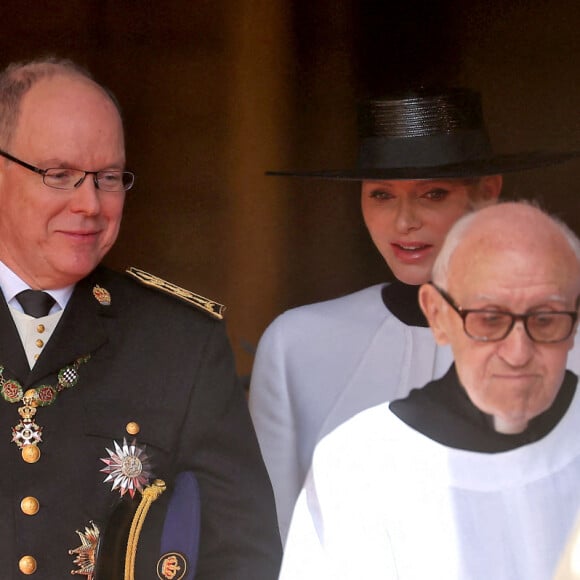 Le prince Albert II de Monaco, la princesse Charlene - Sorties de la cathédrale Notre-Dame-Immaculée de Monaco pour la messe lors de la Fête Nationale de la principauté de Monaco le 19 novembre 2022. © Dominique Jacovides / Bruno Bebert / Bestimage