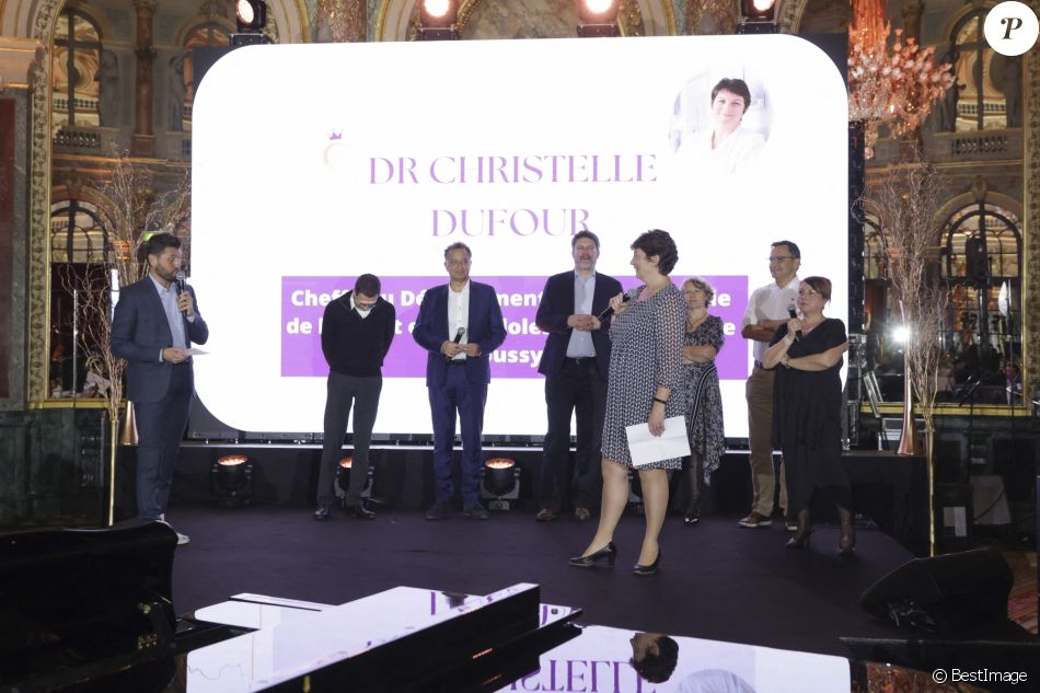 Exclusif - Muriel Hattab entourée des médecins des équipes pédiatriques partenaires - Personnalités au Gala pour les 10 ans de l&#039;association &quot;Princesse Margot&quot;, présenté par C.Beaugrand, à Paris. Le 15 novembre 2022 © Jack Tribeca / Bestimage