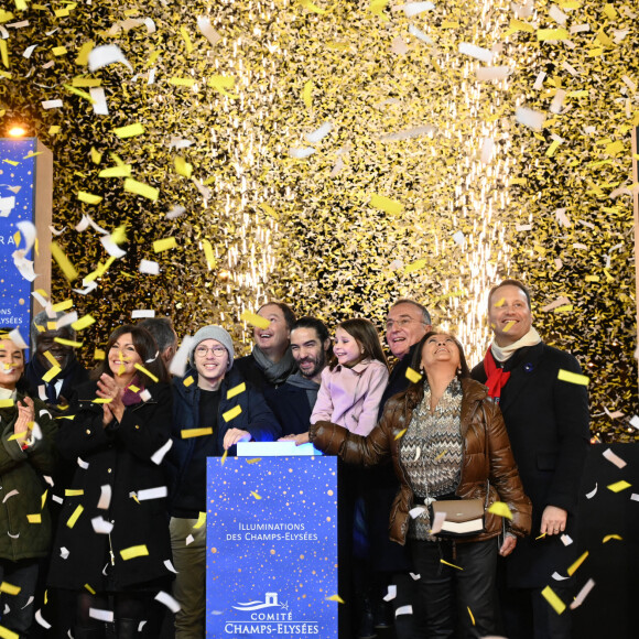 Marc-Antoine Jamet (président du comité des Champs-Elysées), Chris de Lapuente, Anne Hidalgo, Tahar Rahim et Jeanne d'Hauteserre - Inauguration des illuminations de l'Avenue des Champs-Elysées à Paris le 20 novembre 2022. ©Coadic Guirec/Bestimage