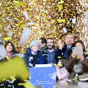 Marc-Antoine Jamet ( président du comité des Champs-Elysées ), Chris de Lapuente, Anne Hidalgo, Tahar Rahim et Jeanne d'Hauteserre - Inauguration des illuminations de l'Avenue des Champs-Elysées à Paris le 20 novembre 2022. ©Coadic Guirec/Bestimage