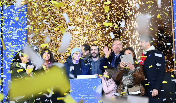 Marc-Antoine Jamet ( président du comité des Champs-Elysées ), Chris de Lapuente, Anne Hidalgo, Tahar Rahim et Jeanne d'Hauteserre - Inauguration des illuminations de l'Avenue des Champs-Elysées à Paris le 20 novembre 2022. ©Coadic Guirec/Bestimage