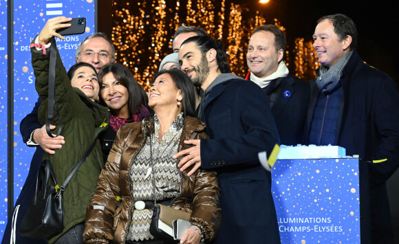 Marc-Antoine Jamet ( président du comité des Champs-Elysées ), Chris de Lapuente, Anne Hidalgo, Tahar Rahim et Jeanne d'Hauteserre - Inauguration des illuminations de l'Avenue des Champs-Elysées à Paris le 20 novembre 2022. ©Coadic Guirec/Bestimage