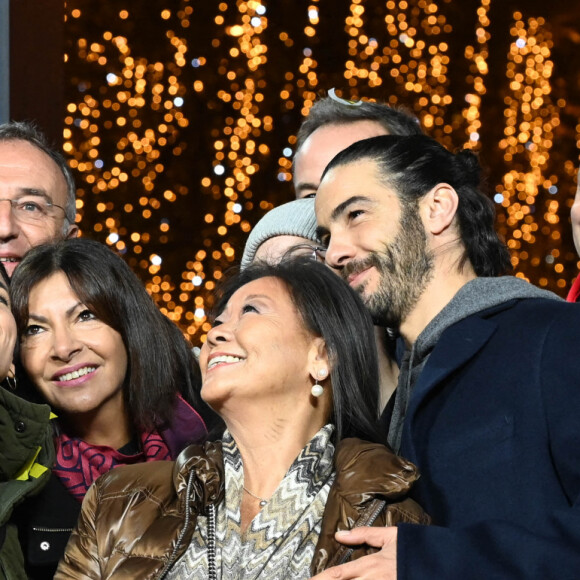 Marc-Antoine Jamet ( président du comité des Champs-Elysées ), Chris de Lapuente, Anne Hidalgo, Tahar Rahim et Jeanne d'Hauteserre - Inauguration des illuminations de l'Avenue des Champs-Elysées à Paris le 20 novembre 2022. ©Coadic Guirec/Bestimage