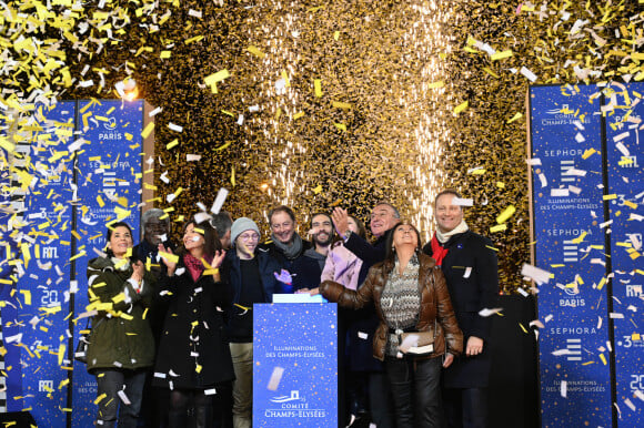 Marc-Antoine Jamet ( président du comité des Champs-Elysées ), Chris de Lapuente, Anne Hidalgo, Tahar Rahim et Jeanne d'Hauteserre - Inauguration des illuminations de l'Avenue des Champs-Elysées à Paris le 20 novembre 2022. ©Coadic Guirec/Bestimage