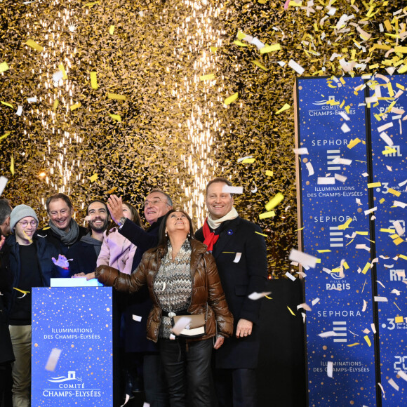Marc-Antoine Jamet ( président du comité des Champs-Elysées ), Chris de Lapuente, Anne Hidalgo, Tahar Rahim et Jeanne d'Hauteserre - Inauguration des illuminations de l'Avenue des Champs-Elysées à Paris le 20 novembre 2022. ©Coadic Guirec/Bestimage