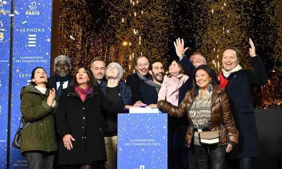 Marc-Antoine Jamet ( président du comité des Champs-Elysées ), Chris de Lapuente, Anne Hidalgo, Tahar Rahim et Jeanne d'Hauteserre - Inauguration des illuminations de l'Avenue des Champs-Elysées à Paris le 20 novembre 2022. ©Coadic Guirec/Bestimage