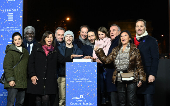 Marc-Antoine Jamet ( président du comité des Champs-Elysées ), Chris de Lapuente, Anne Hidalgo, Tahar Rahim et Jeanne d'Hauteserre - Inauguration des illuminations de l'Avenue des Champs-Elysées à Paris le 20 novembre 2022. ©Coadic Guirec/Bestimage