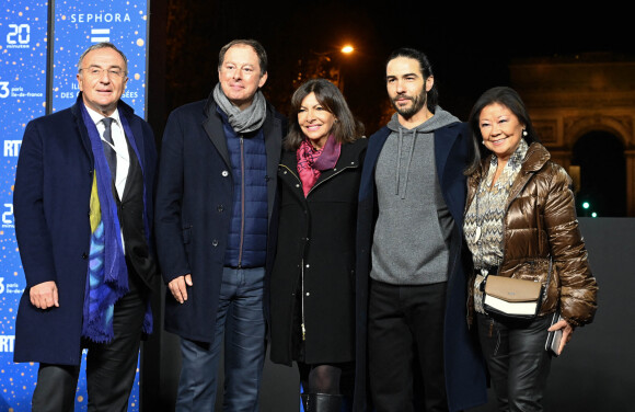 Marc-Antoine Jamet ( président du comité des Champs-Elysées ), Chris de Lapuente, Anne Hidalgo, Tahar Rahim et Jeanne d'Hauteserre - Inauguration des illuminations de l'Avenue des Champs-Elysées à Paris le 20 novembre 2022. ©Coadic Guirec/Bestimage