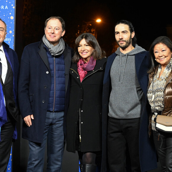 Marc-Antoine Jamet ( président du comité des Champs-Elysées ), Chris de Lapuente, Anne Hidalgo, Tahar Rahim et Jeanne d'Hauteserre - Inauguration des illuminations de l'Avenue des Champs-Elysées à Paris le 20 novembre 2022. ©Coadic Guirec/Bestimage