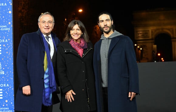 Marc-Antoine Jamet ( président du comité des Champs-Elysées ), Anne Hidalgo et Tahar Rahim - Inauguration des illuminations de l'Avenue des Champs-Elysées à Paris le 20 novembre 2022. ©Coadic Guirec/Bestimage