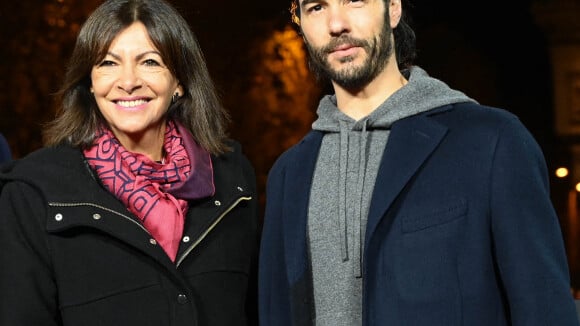 Tahar Rahim : Sweat à capuche et air malicieux, il illumine les Champs-Elysées avec Anne Hidalgo !