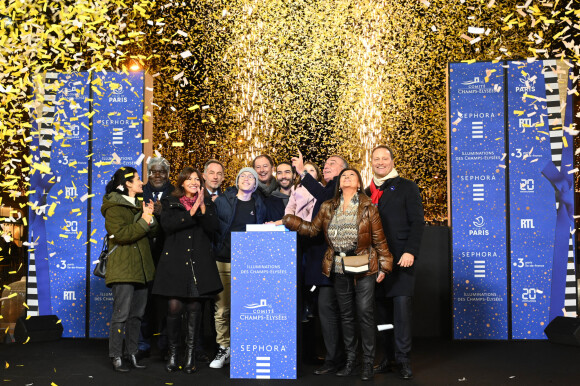 Marc-Antoine Jamet ( président du comité des Champs-Elysées ), Chris de Lapuente, Anne Hidalgo, Tahar Rahim et Jeanne d'Hauteserre - Inauguration des illuminations de l'Avenue des Champs-Elysées à Paris le 20 novembre 2022. ©Coadic Guirec/Bestimage