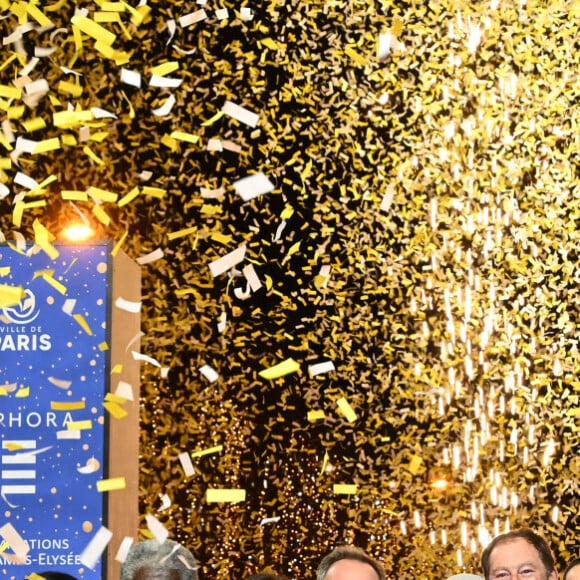 Marc-Antoine Jamet ( président du comité des Champs-Elysées ), Chris de Lapuente, Anne Hidalgo, Tahar Rahim et Jeanne d'Hauteserre - Inauguration des illuminations de l'Avenue des Champs-Elysées à Paris le 20 novembre 2022. ©Coadic Guirec/Bestimage