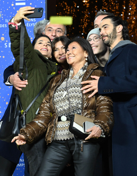 Marc-Antoine Jamet ( président du comité des Champs-Elysées ), Chris de Lapuente, Anne Hidalgo, Tahar Rahim et Jeanne d'Hauteserre - Inauguration des illuminations de l'Avenue des Champs-Elysées à Paris le 20 novembre 2022. ©Coadic Guirec/Bestimage